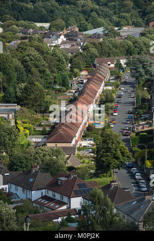 Vue de haut de la zone de ville de Baildon, avec route droite de maisons jumelées en banlieue urbaine résidentielle - Bradford, West Yorkshire, Angleterre, Royaume-Uni. Banque D'Images