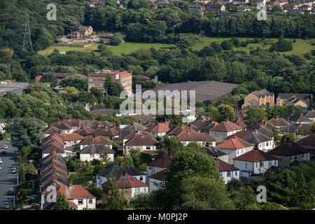 High view de Baildon Ville - maisons jumelées en banlieue urbaine résidentielle & unités industrielles au-delà. Bradford, West Yorkshire, Angleterre, Royaume-Uni. Banque D'Images