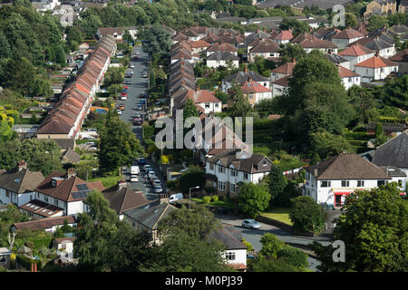 Vue de haut de la zone de ville de Baildon, avec route, semi-detached houses & magasin local en banlieue urbaine résidentielle - Bradford, West Yorkshire, Angleterre, Royaume-Uni. Banque D'Images