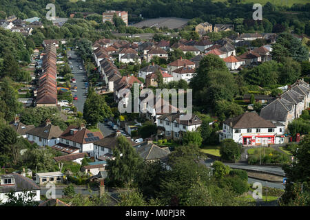 Vue de haut de la zone de ville de Baildon, avec route, semi-detached houses & magasin local en banlieue urbaine résidentielle - Bradford, West Yorkshire, Angleterre, Royaume-Uni. Banque D'Images