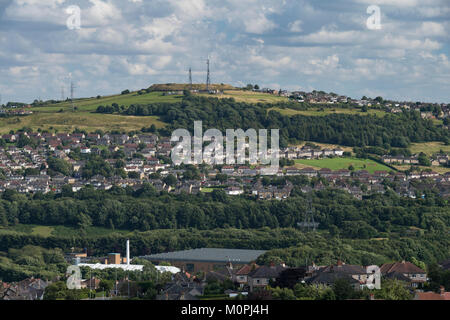 Secteur suburbain de colline avec le logement, des champs verts, des bois & transmetteurs sur sunny day - Shipley & Wrose domaines de Bradford, West Yorkshire, GB, au Royaume-Uni. Banque D'Images