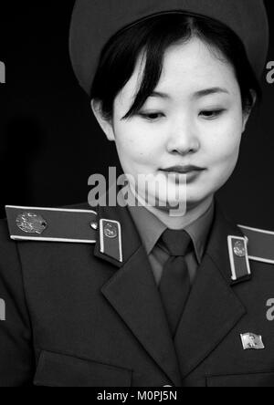 Guide de la Corée du Nord à partir de la victoire de la guerre de libération de la patrie museum appelé Mlle Kim, de la province de Pyongan, Pyongyang, Corée du Nord Banque D'Images