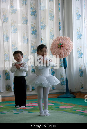 Jeune couple de danseurs de ballet nord-coréen Kim Jong suk les enfants dans l'école, de la province de Pyongan, Pyongyang, Corée du Nord Banque D'Images