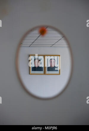 Deux présidents portraits reflet dans un miroir dans le palais des enfants Samjiyon, Ryanggang Province, Samjiyon, la Corée du Nord Banque D'Images