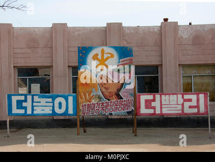 Parti des travailleurs de Corée du Nord, de panneaux de propagande la province du Kangwon, Wonsan, la Corée du Nord Banque D'Images