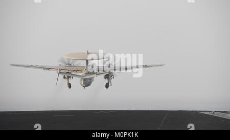 Un E-2C Hawkeye, affecté à l'Sunkings Système aéroporté de détection lointaine de l'opérateur (VAW) de l'Escadron 116, lance depuis la cabine de pilotage du porte-avions USS Theodore Roosevelt (CVN 71). Banque D'Images