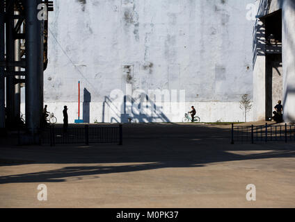 L'homme de la Corée du Nord d'une bicyclette en usine d'engrais d'azote Hungnam, province du Hamgyong du Sud, Hamhung, la Corée du Nord Banque D'Images