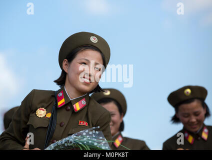 Femmes soldats nord-coréen souriant, de la province de Pyongan, Pyongyang, Corée du Nord Banque D'Images