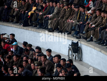 Fauteuil roulant dans le stade Kim Il Sung pendant un match de football, de la province de Pyongan, Pyongyang, Corée du Nord Banque D'Images