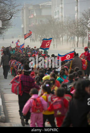 Les enfants de la Corée du Nord défilent dans les rues sur la journée internationale du travail, la province du Kangwon, Wonsan, la Corée du Nord Banque D'Images