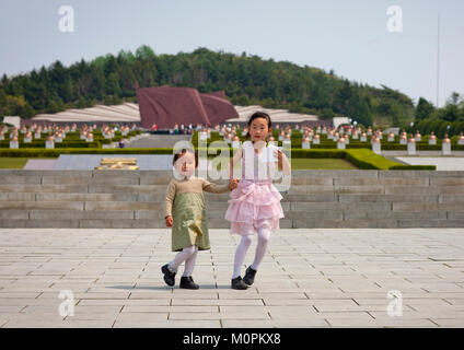 Les enfants de la Corée du Nord dans le cimetière des martyrs révolutionnaires Taesongsan, province de Pyongan, Pyongyang, Corée du Nord Banque D'Images