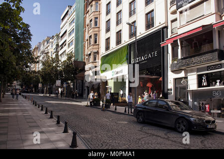 Vue d'une rue principale appelée Abdi Ipekci Avenue de Nisantasi / Istanbul c'est un quartier commerçant et résidentiel. Banque D'Images