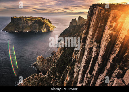 Vue de l'île de Tasmanie et la lame de Big Mama mur. Banque D'Images