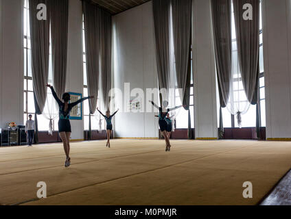 Les jeunes danseurs de la Corée du Nord dans la salle de pratique de Mangyongdae, le palais des enfants de la province de Pyongan, Pyongyang, Corée du Nord Banque D'Images