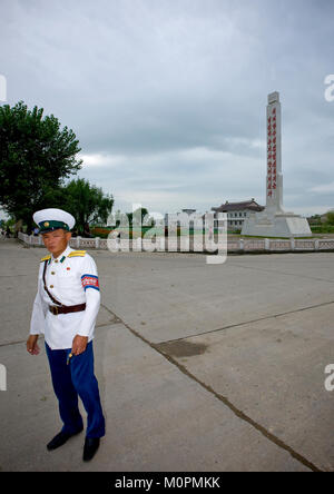 Homme de la Corée du Nord l'agent de sécurité de la circulation en uniforme blanc dans la rue, Province du Hwanghae du Nord, Kaesong, Corée du Nord Banque D'Images