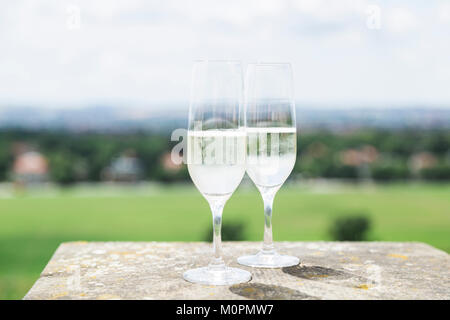 Deux verres de champagne sur pierre avec panorama paysage urbain Banque D'Images