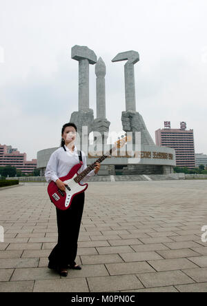 L'état nord-coréen, le bassiste de l'artiste à l'occasion de la journée nationale devant le monument à la fondation du parti, de la province de Pyongan, Pyongyang, Corée du Nord Banque D'Images