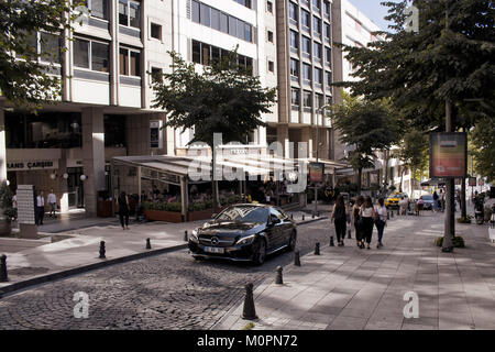 Vue d'une rue principale appelée Abdi Ipekci Avenue de Nisantasi / Istanbul c'est un quartier commerçant et résidentiel. Banque D'Images