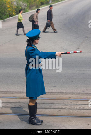 L'agent de sécurité du trafic nord-coréen en uniforme bleu dans la rue, de la province de Pyongan, Pyongyang, Corée du Nord Banque D'Images