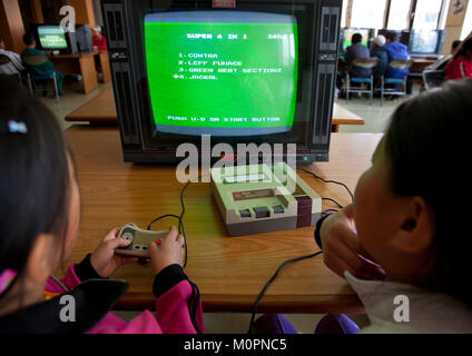 Les enfants de la Corée du Nord à jouer à des jeux vidéo à Songdowon international children's Camp, province du Kangwon, Wonsan, la Corée du Nord Banque D'Images