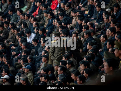 Foule dans le stade Kim Il Sung pendant un match de football, de la province de Pyongan, Pyongyang, Corée du Nord Banque D'Images