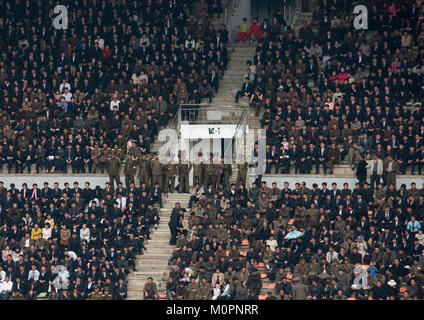 Foule dans le stade Kim Il Sung pendant un match de football, de la province de Pyongan, Pyongyang, Corée du Nord Banque D'Images