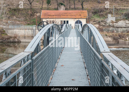 Ancienne station d'énergie hydroélectrique avec la vanne en premier plan, rivière Ter, Roda de Ter, Catalogne, Espagne Banque D'Images