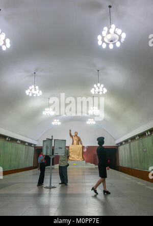 Statue en or de Kim il Sung dans la station de métro Kaeson, province de Pyongan, Pyongyang, Corée du Nord Banque D'Images