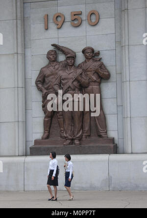 Les jeunes femmes de la Corée du Nord en passant devant l'arc de trimuph statue, soldats de la province de Pyongan, Pyongyang, Corée du Nord Banque D'Images