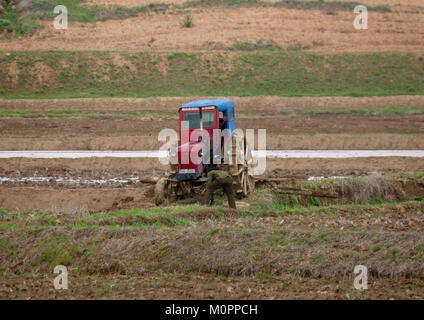 La Corée du Nord vieux tracteur dans un champ dans la campagne, monts Myohyang, province de Pyongan-san, la Corée du Nord Banque D'Images