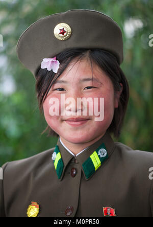 Sourire femme soldat nord-coréen, de la province de Pyongan, Pyongyang, Corée du Nord Banque D'Images