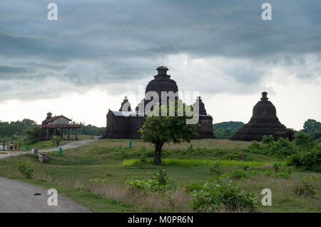 Sombres nuages sur les anciens temples de Mrauk U, l'État de Rakhine, au Myanmar Banque D'Images