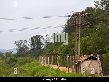 Des barbelés sur la partie nord-coréenne dans la zone démilitarisée, Province du Hwanghae du Nord, à Panmunjom, la Corée du Nord Banque D'Images