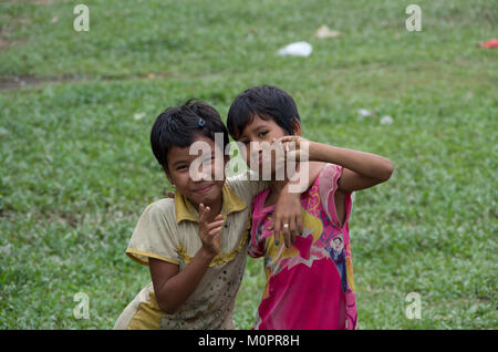 Deux professionnels de jeunes filles, jouant sur un champ de jouer à Mrauk U, l'État de Rakhine, au Myanmar Banque D'Images