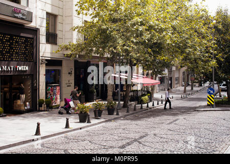 Vue d'une rue principale appelée 'Abdi İpekci Avenue' de Nisantasi / Istanbul c'est un quartier commerçant et résidentiel. Banque D'Images