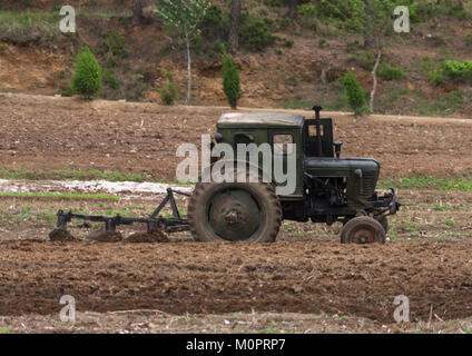 La Corée du Nord vieux tracteur dans un champ dans la campagne, monts Myohyang, province de Pyongan-san, la Corée du Nord Banque D'Images