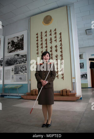 Guide de la Corée du Nord a appelé Mme Kim dans la victoire de la guerre de libération de la patrie, musée de la province de Pyongan, Pyongyang, Corée du Nord Banque D'Images