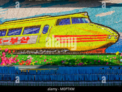 La réunification faites par les enfants pixels colorés de bande au cours d'Arirang mass games en mai 24, stade de la province de Pyongan, Pyongyang, Corée du Nord Banque D'Images