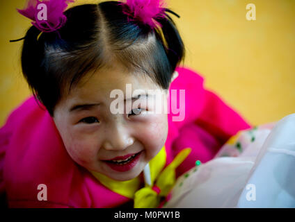 Smiling girl enfant nord-coréen dans un orphelinat, au sud de la province de Pyongan, Nampho, la Corée du Nord Banque D'Images