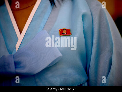 Femme nord-coréen choson en-ot avec un badge de Kim Il Sung, de la province de Pyongan, Pyongyang, Corée du Nord Banque D'Images