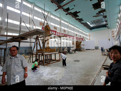 Création d'une statue de bronze dans la troupe artistique Mansudae art studio, de la province de Pyongan, Pyongyang, Corée du Nord Banque D'Images