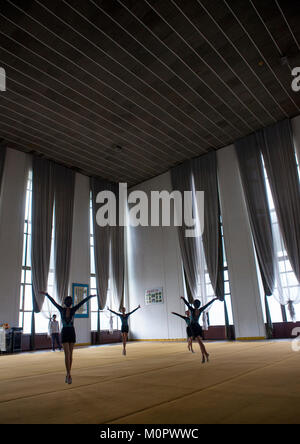 Les jeunes danseurs de la Corée du Nord dans la salle de pratique de Mangyongdae, le palais des enfants de la province de Pyongan, Pyongyang, Corée du Nord Banque D'Images