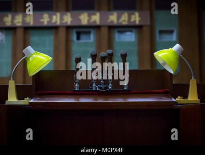 Les microphones et les feux à la grande maison d'études du peuple, de la province de Pyongan, Pyongyang, Corée du Nord Banque D'Images