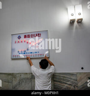 L'homme en Corée du Nord La carte électronique de contrôle des lignes de métro, de la province de Pyongan, Pyongyang, Corée du Nord Banque D'Images