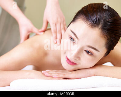 Portrait d'une belle jeune femme asiatique lit de massage spa salon de réception. Banque D'Images