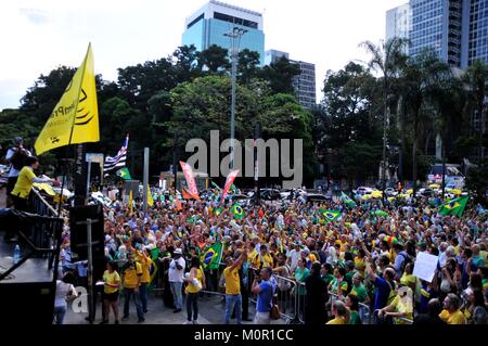 Sao Paulo, Brésil, 23 janvier 2018 - Des milliers de manifestants s'est rendu à l'Avenue Paulista à São Paulo pour la défense de la justice brésilienne. La loi est passé à la veille du procès de l'ancien président Luis Inacio Lula da Silva. Credit : Camila Turriani/Alamy Live News Banque D'Images