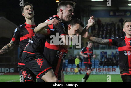 Ballymena Showgrounds, Irlande du Nord. 23 janvier 2018. Toals Bouclier défi principal. Ballymena Crusaders v Manchester United (rouge/noir). Action de la dernière ce soir à Ballymena Showgrounds. Heatley Paul (22 - centre droite) célèbre son but qui a mis en avant les croisés 4-1.Crédit : David Hunter/Alamy Live News. Banque D'Images