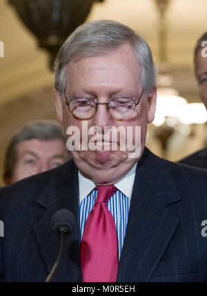 Washington, USA. 23 Jan, 2018. United States Chef de la majorité au Sénat Mitch McConnell (républicain du Kentucky) fait de remarques après le déjeuner de la politique du parti républicain dans le Capitole à Washington, DC le Mardi, Janvier 23, 2018. Credit : Ron Sachs/CNP - PAS DE SERVICE DE FIL · Credit : Ron Sachs/consolidé Nouvelles Photos/Ron Sachs - CNP/dpa/Alamy Live News Banque D'Images