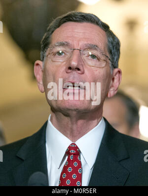 Washington, USA. 23 Jan, 2018. Le sénateur américain John Barrasso (républicain du Wyoming) fait de remarques après le déjeuner de la politique du parti républicain dans le Capitole à Washington, DC le Mardi, Janvier 23, 2018. Credit : Ron Sachs/CNP - PAS DE SERVICE DE FIL · Credit : Ron Sachs/consolidé Nouvelles Photos/Ron Sachs - CNP/dpa/Alamy Live News Banque D'Images