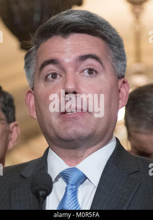 Washington, USA. 23 Jan, 2018. États-unis le sénateur Cory Gardner (républicain de Californie) fait de remarques après le déjeuner de la politique du parti républicain dans le Capitole à Washington, DC le Mardi, Janvier 23, 2018. Credit : Ron Sachs/CNP - PAS DE SERVICE DE FIL · Credit : Ron Sachs/consolidé Nouvelles Photos/Ron Sachs - CNP/dpa/Alamy Live News Banque D'Images